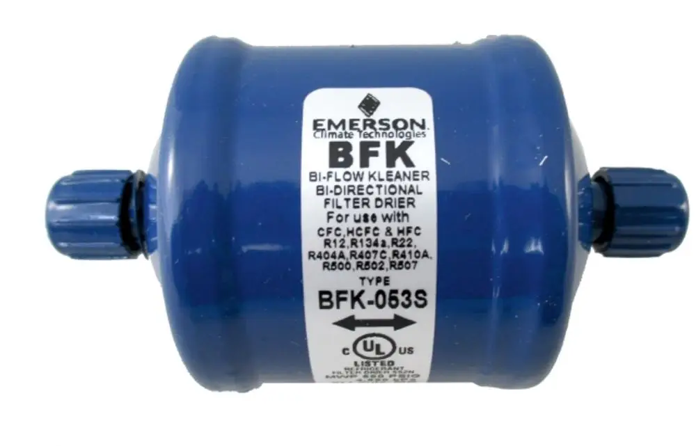 Blauer Filtertrockner von Emerson, geeignet für Klimaanwendungen, mit bi-direktionaler Funktion. Beschriftung weist auf Verwendbarkeit mit verschiedenen Kältemitteln hin.